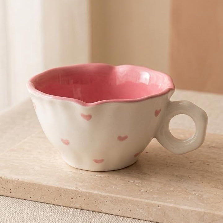 TAZA BLANCA DE CORAZONES ROSADITOS Y FONDO ROSADO