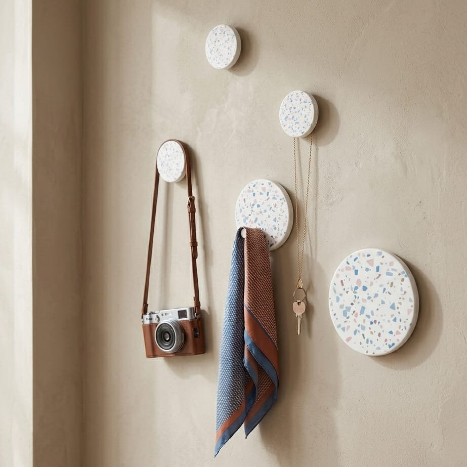 PERCHERO DECORATIVO CON PINTAS AZULES