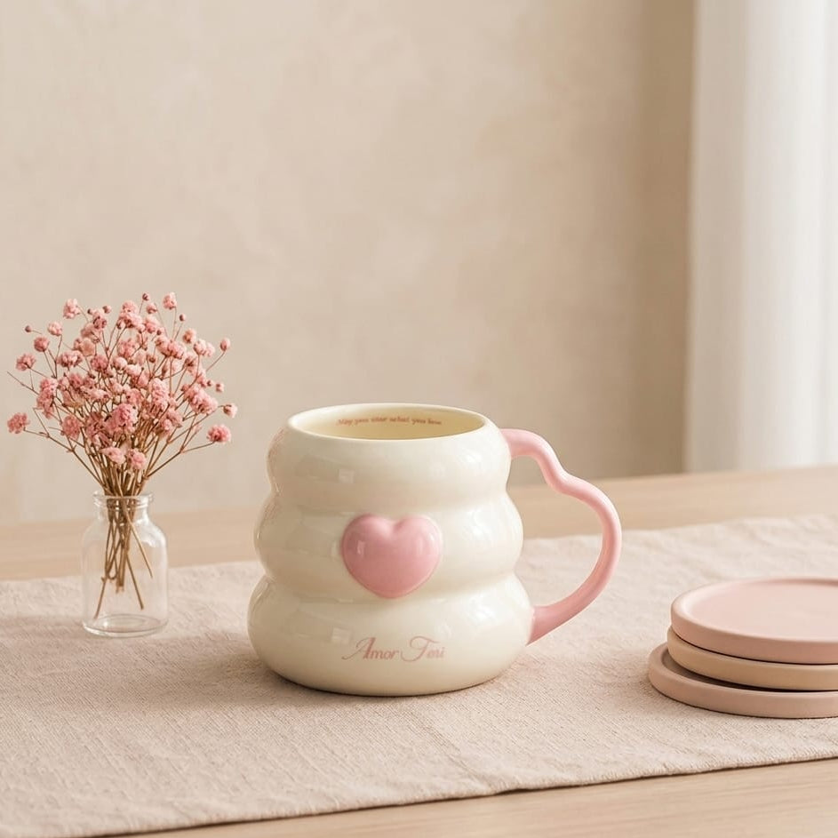 TAZA BLANCA CON ASA ROSADA EN FORMA DE CORAZON