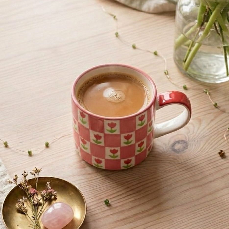 TAZA CON TULIPANES ROJOS