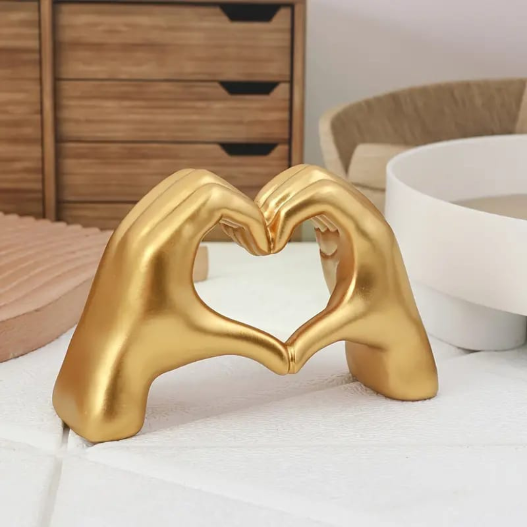 FIGURA DECORATIVA CON SIMBOLO DE CORAZON CON LAS MANOS GRANDES