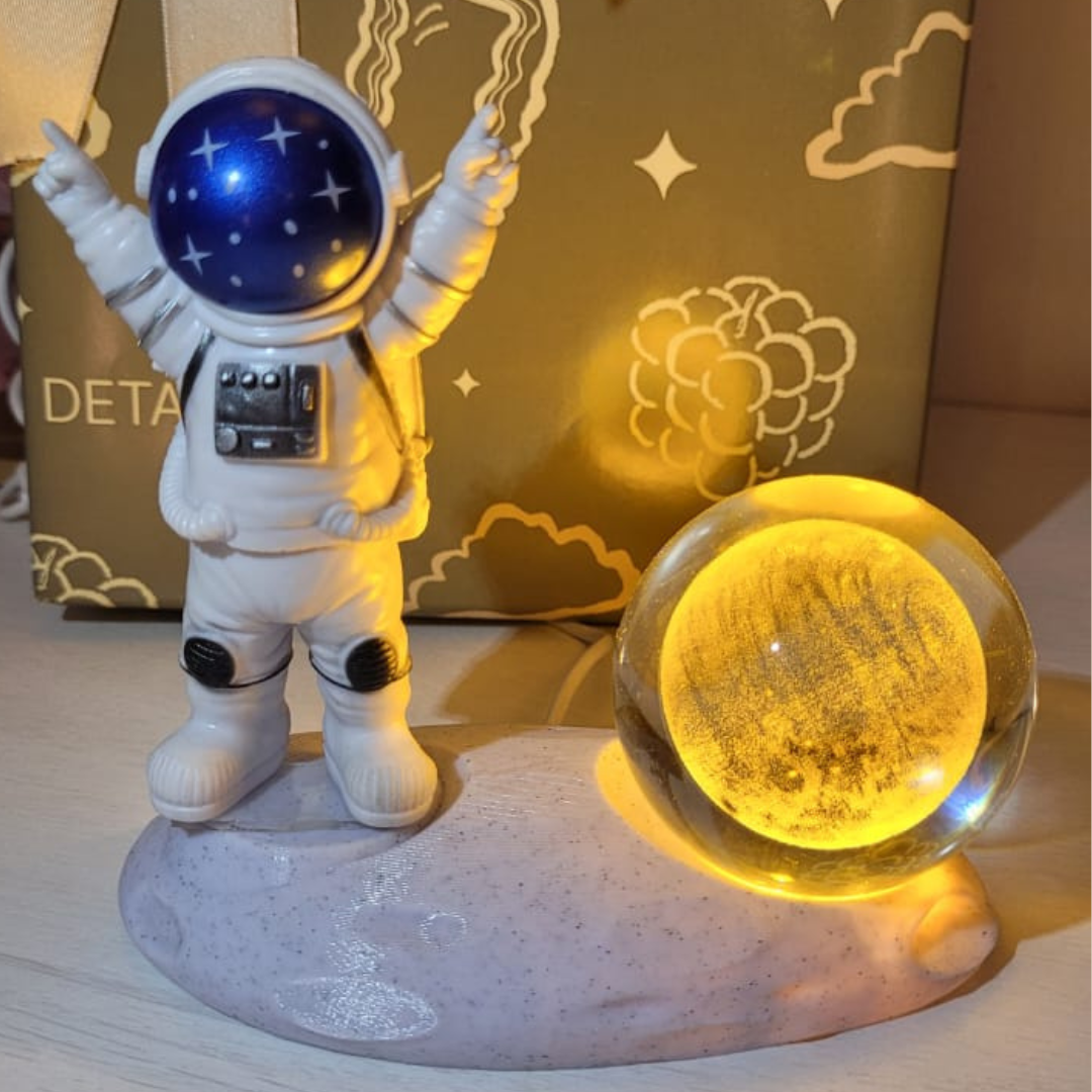 LAMPARA DE BOLA DE CRISTAL ASTRONAUTA DE PIE SOBRE LA LUNA