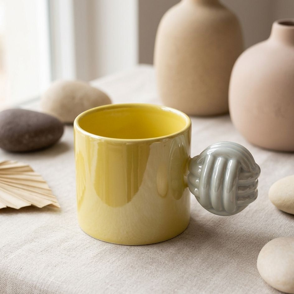 TAZA AMARILLA CON NUDO