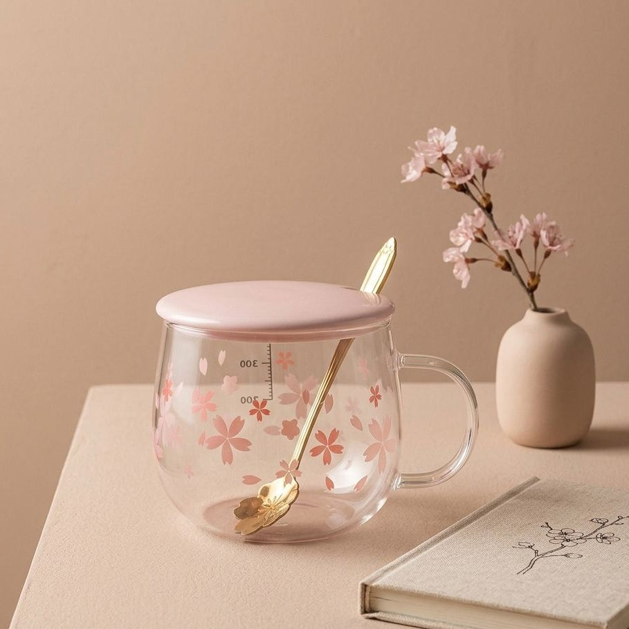 TAZA CON TAPA ROSADA Y CUCHARILLA DORADA EN FORMA DE FLOR