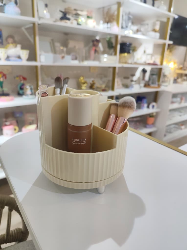 ORGANIZADOR GIRATORIO ESTILO SASCHA FITNESS COLOR NUDE PATITAS PLATEADAS
