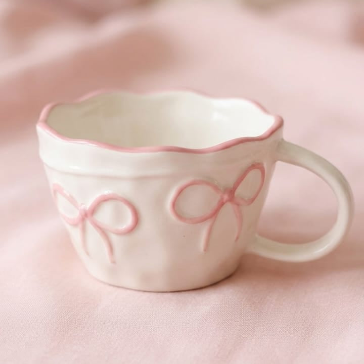 TAZA BLANCA CON LAZOS ROSADOS GRANDE