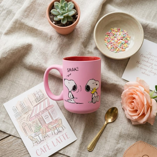 TAZA DE SNOOPY ROSADA CON CORAZONES