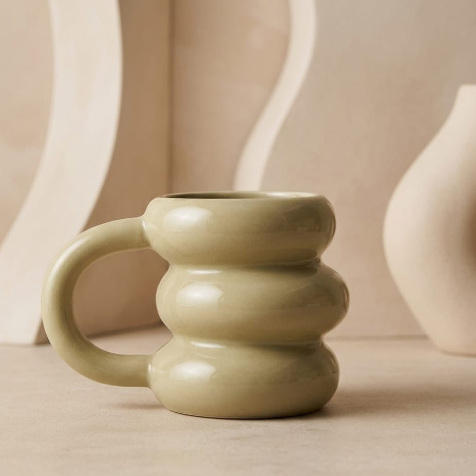 TAZA IRREGULAR CON ASA VIRAL COLOR NUDE
