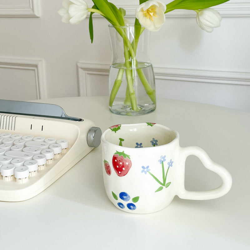 TAZA DE TULIPAN Y FRESAS CON ASA DE CORAZON