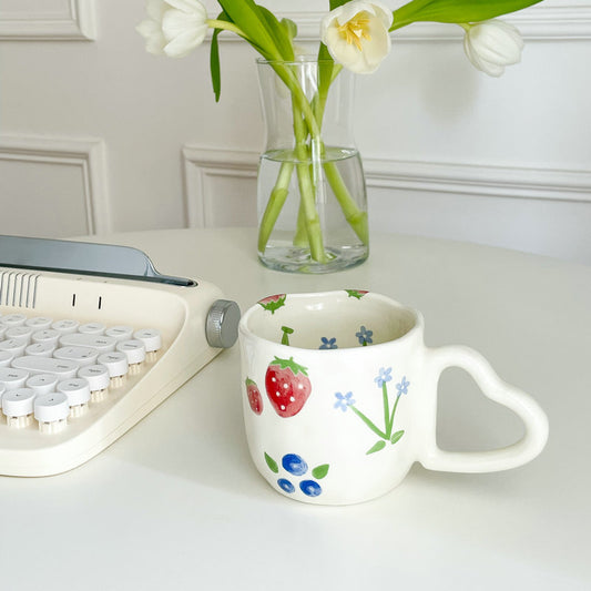 TAZA DE TULIPAN Y FRESAS CON ASA DE CORAZON