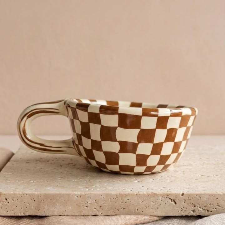 TAZA DISEÑO DE CUADRITOS MARRONES