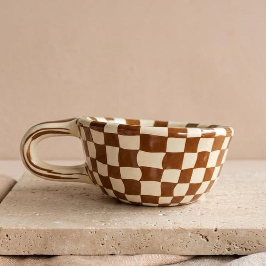 TAZA DISEÑO DE CUADRITOS MARRONES