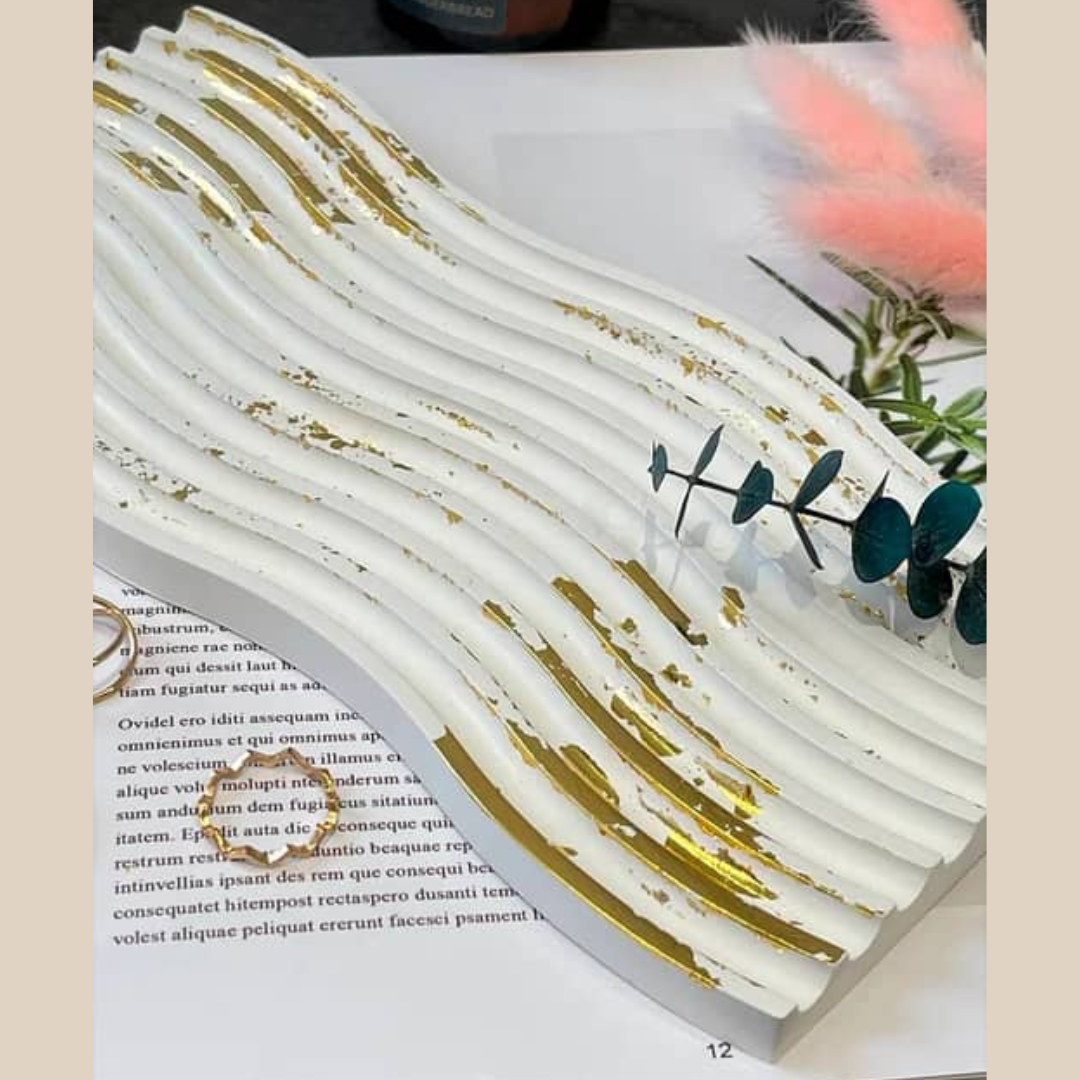 BANDEJA DE LINEAS ONDULADAS DE CONCRETO CON DORADO