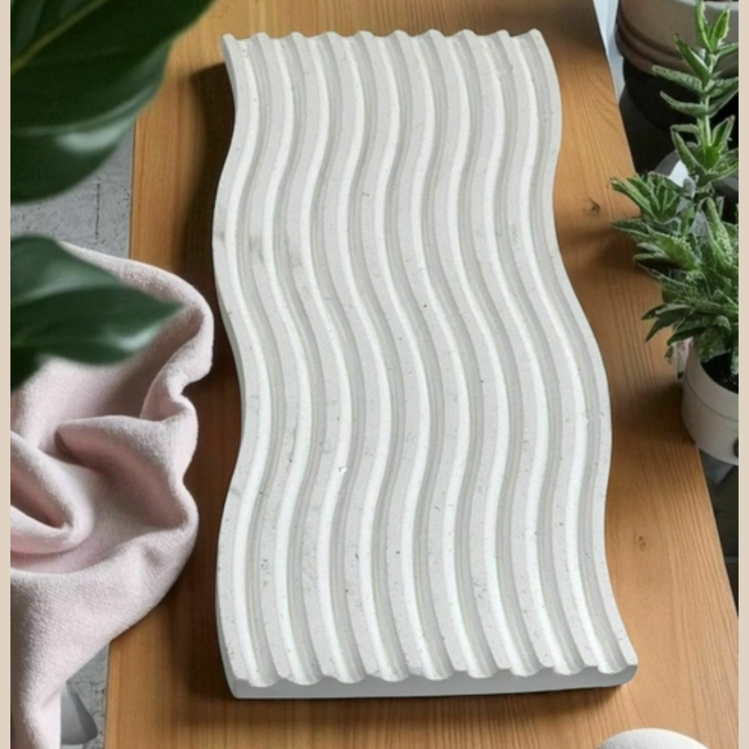 BANDEJA DE LINEAS ONDULADAS DE CONCRETO BLANCA