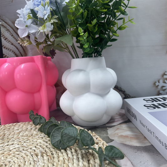 FLORERO CON FIGURAS CIRCULARES DE CERAMICA BLANCO Y MARRON