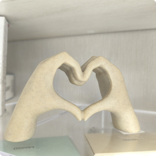FIGURA DECORATIVA CON SIMBOLO DE CORAZÓN CON LAS MANOS PEQUEÑO