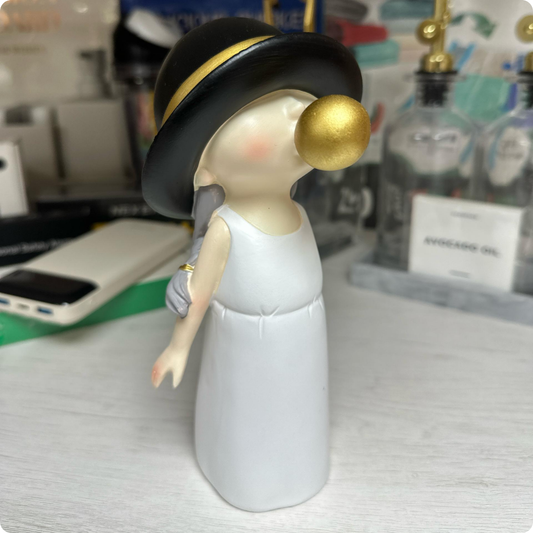 FIGURA DE NIÑA CON CHICLE SOMBRERO NEGRO