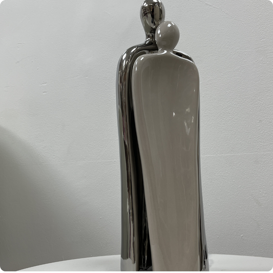 FIGURA DE PAREJA ALTA PLATEADA CON BEIGE