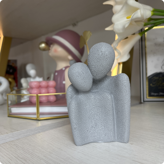 FIGURA DE RESINA PAREJA EN GRIS
