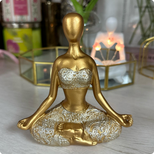 FIGURA DORADA MEDITANDO