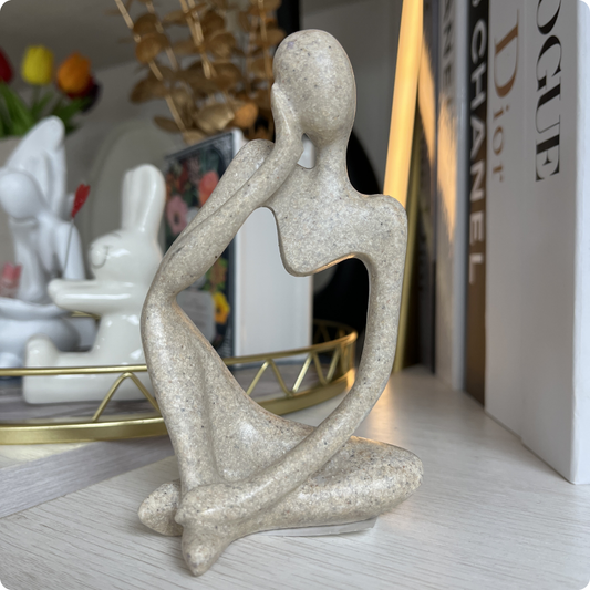 FIGURA HUECA DAMA PENSANDO BEIGE