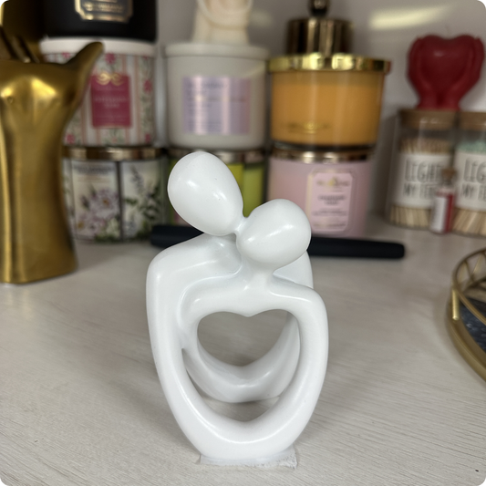 FIGURA PAREJA BLANCA HUECA CON CORAZÓN PEQUEÑA