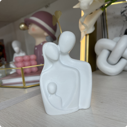 FIGURA PAREJA CON BEBÉ COLOR BLANCO PEQUEÑO