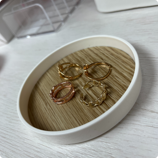 JOYERO REDONDO CON FONDO DE MADERA