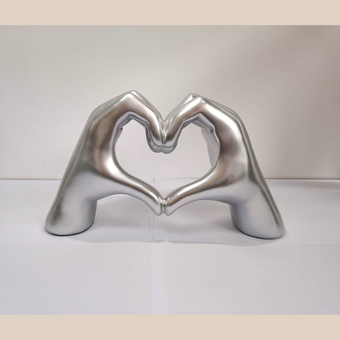 FIGURA DECORATIVA CON SIMBOLO DE CORAZON CON LAS MANOS MEDIANO