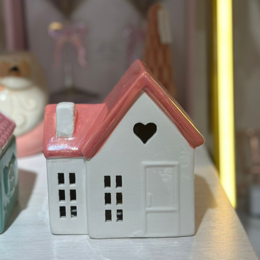 CASITA DE CERAMICA BLANCO CON ROSADO SIN LUCES