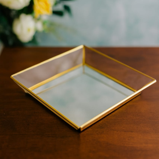 BANDEJA DE VIDRIO CON BORDES DORADOS CUADRADA
