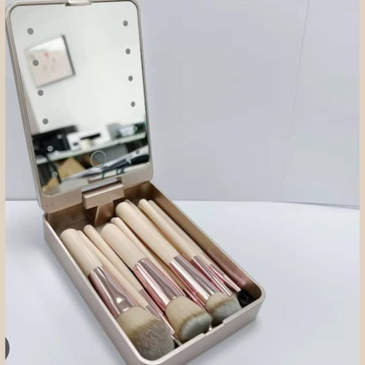 PORTA BROCHA VIAJERO CON ESPEJO Y LUZ LED