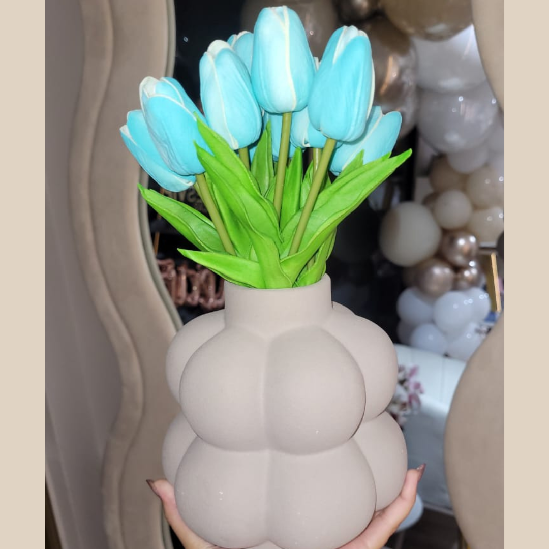 FLORERO CON FIGURAS CIRCULARES DE CERAMICA BLANCO Y MARRON