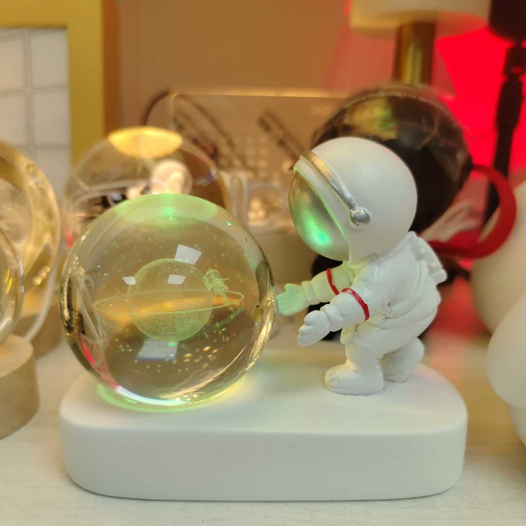 LÁMPARA DE ASTRONAUTA CON BOLA DE CRISTAL