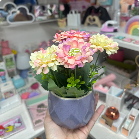 PLANTA MINIMALISTA LILA CON FLORES