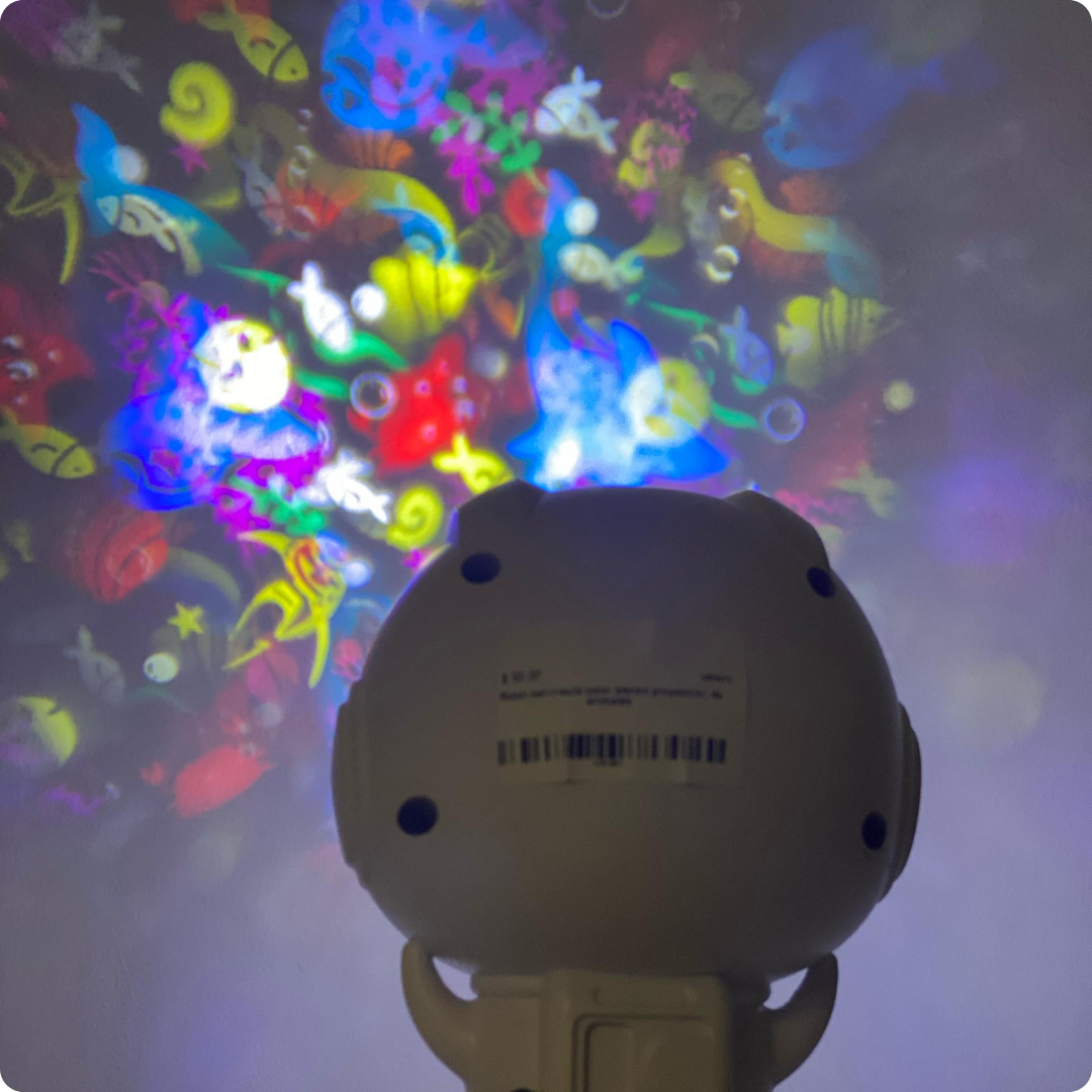 ROBOT ASTRONAUTA COLOR BLANCO PROYECCIÓN DE ANIMALES