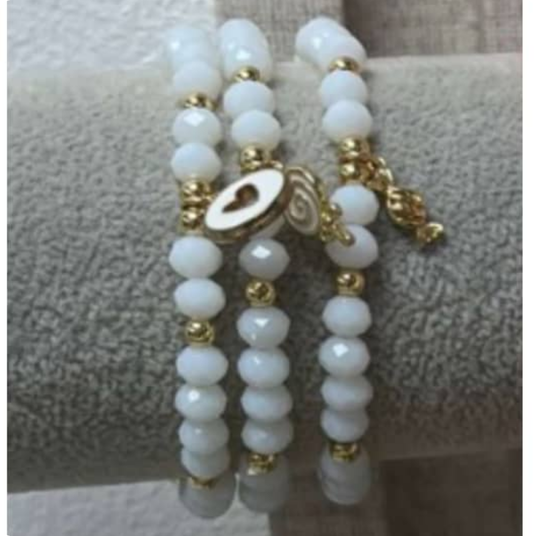 SET DE PULSERAS BLANCAS CON DORADO
