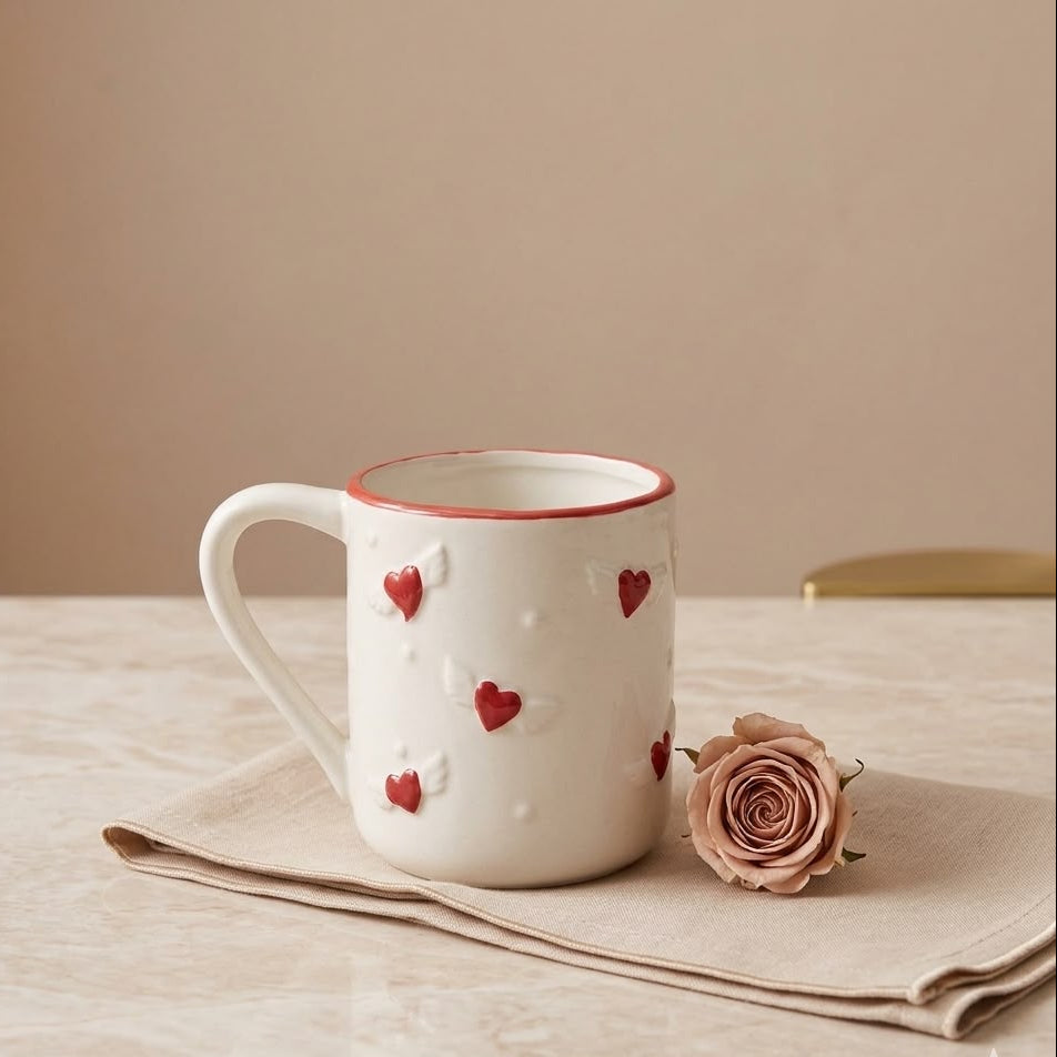 TAZA BLANCA CON ESTAMPADO DE CORAZONES CON ALITAS