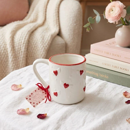 TAZA BLANCA CON ESTAMPADO DE CORAZONES CON ALITAS