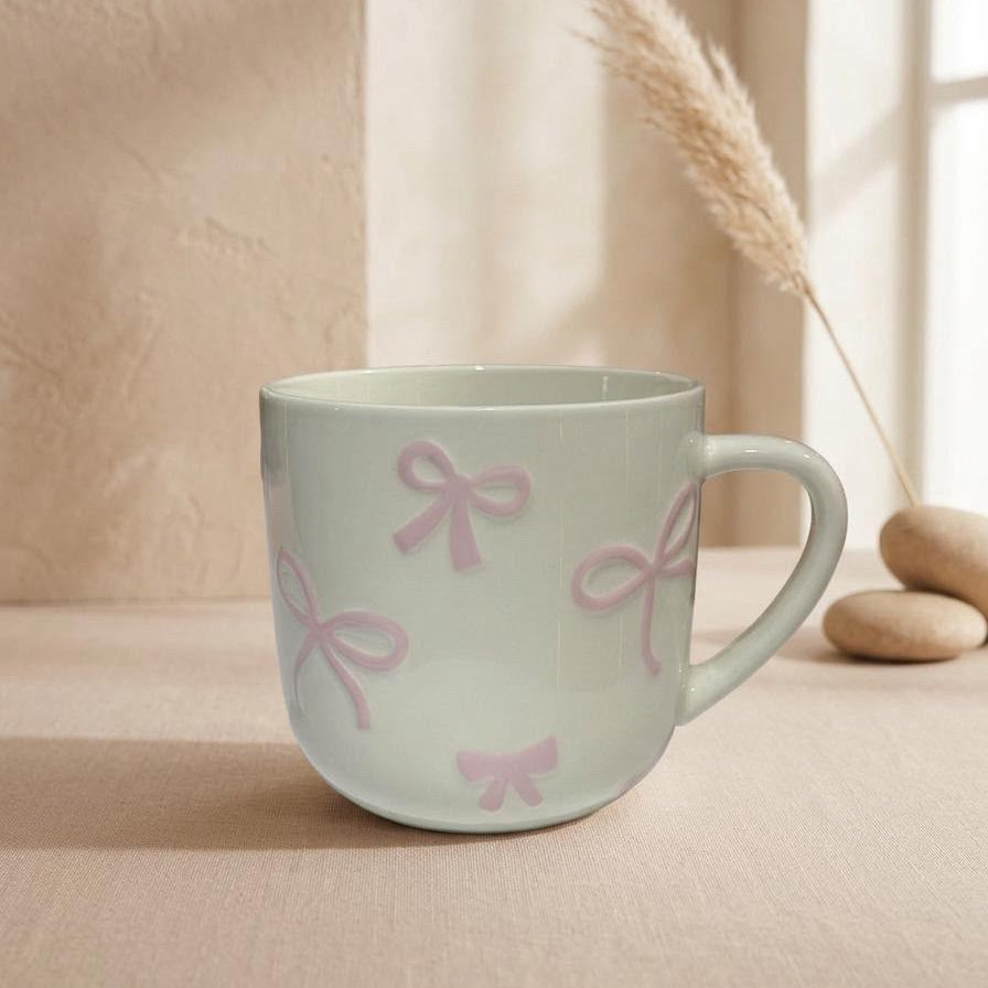 TAZA BLANCA CON LAZOS DIFERENTES ROSADOS