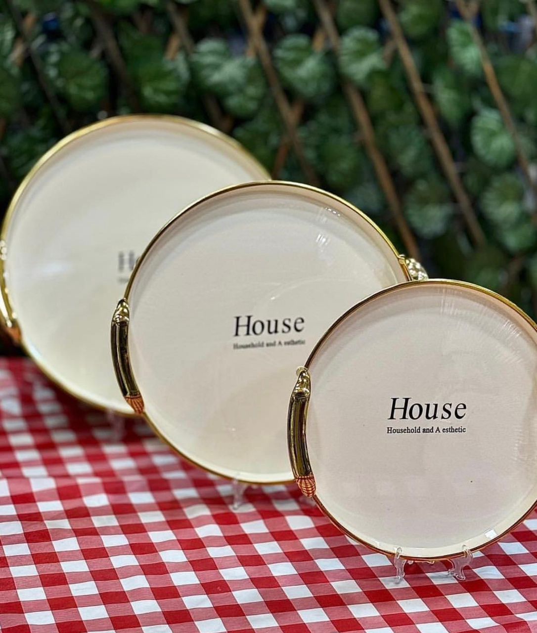 BANDEJA PARA SERVIR REDONDA BLANCA CON ASAS DORADAS