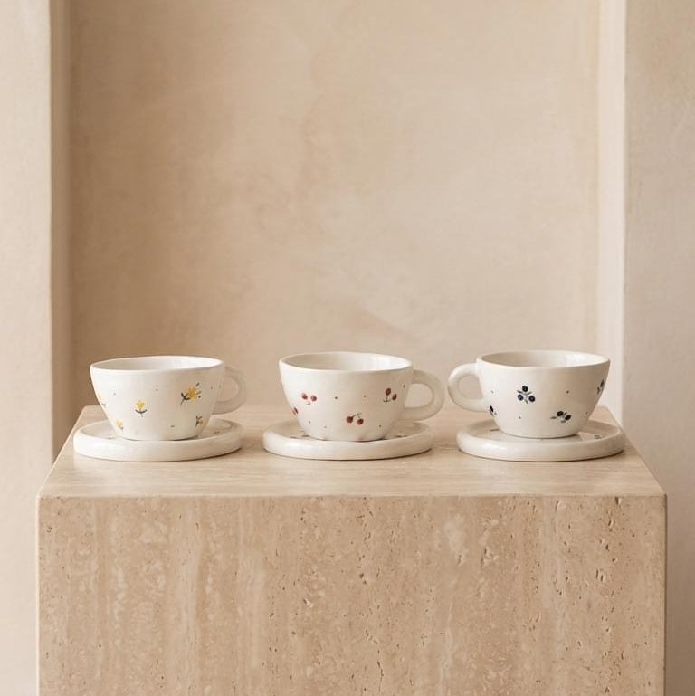 TAZA BLANCA CON PUNTOS Y DISEÑO ROJO AZUL Y AMARILLO
